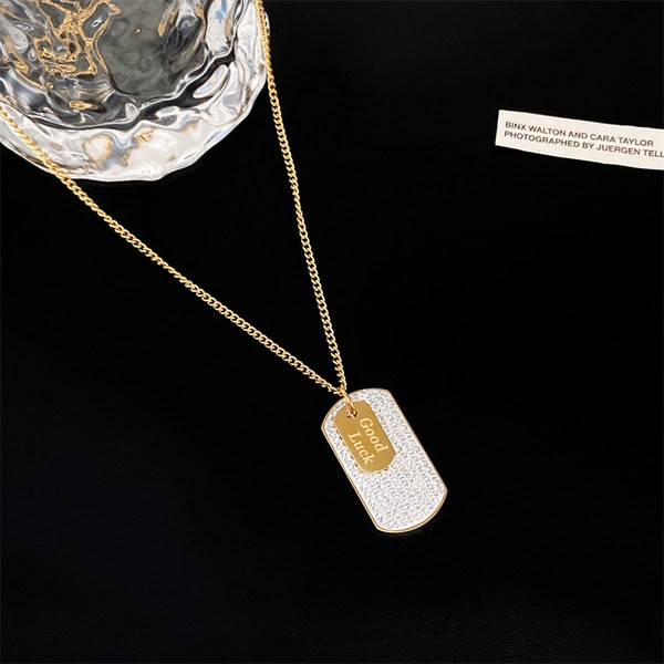 Γυναικεία λεπτή αλυσίδα σε χρυσό χρώμα με μενταγιόν