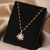 Γυναικείο κομψό κολιέ με μενταγιόν σε χρυσό χρώμα