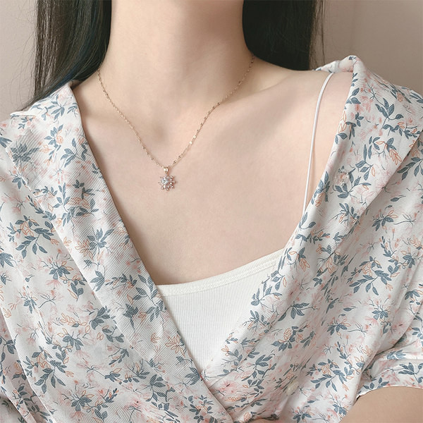 Γυναικείο κομψό κολιέ με μενταγιόν σε χρυσό χρώμα