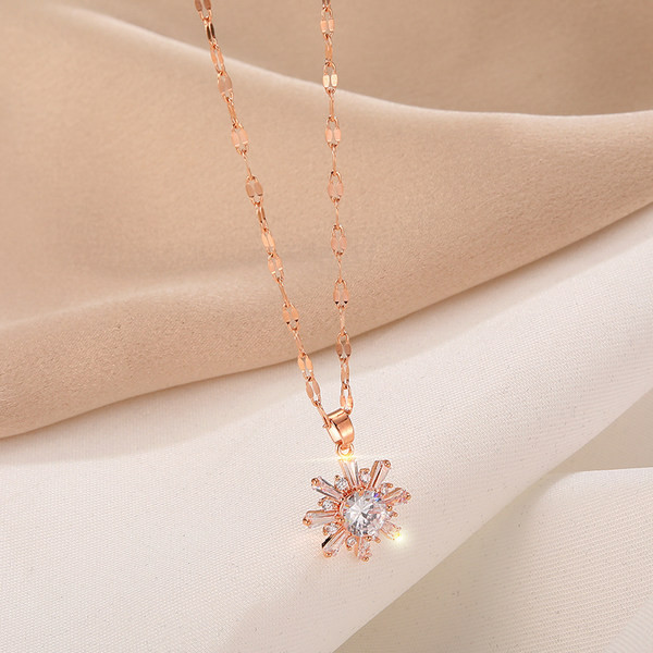 Γυναικείο κομψό κολιέ με μενταγιόν σε χρυσό χρώμα