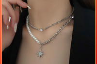 Μοντέρνο διπλό κολιέ με πέρλες και μενταγιόν για τον ήλιο