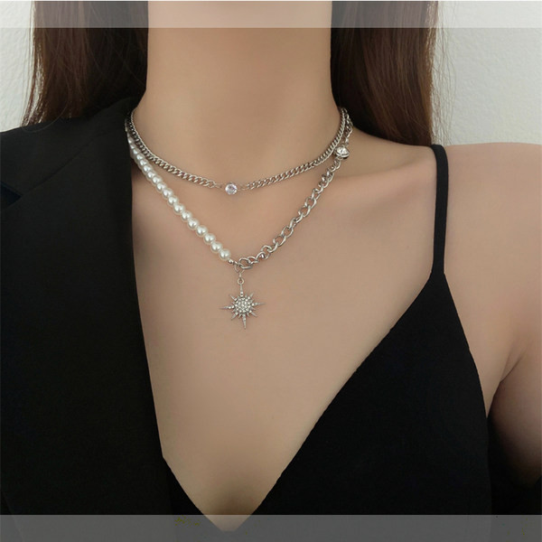 Μοντέρνο διπλό κολιέ με πέρλες και μενταγιόν για τον ήλιο