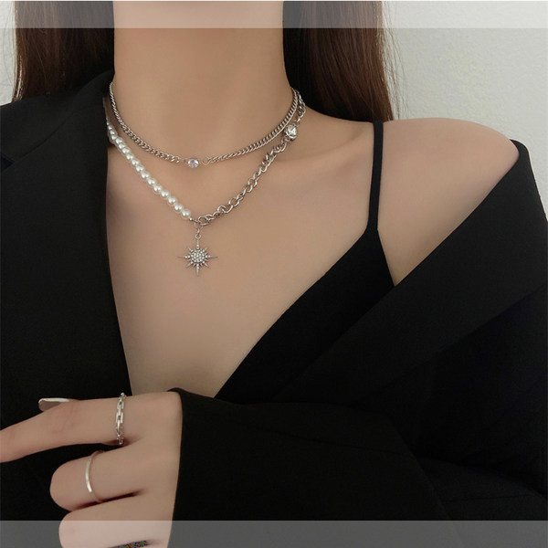 Μοντέρνο διπλό κολιέ με πέρλες και μενταγιόν για τον ήλιο