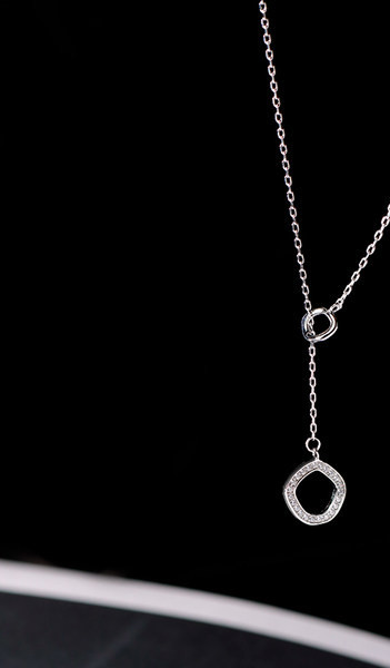 Jednostavan model ženske ogrlice sa privjeskom