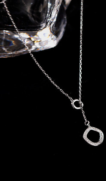 Jednostavan model ženske ogrlice sa privjeskom