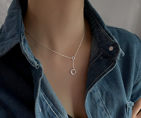 Jednostavan model ženske ogrlice sa privjeskom