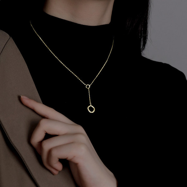 Jednostavan model ženske ogrlice sa privjeskom