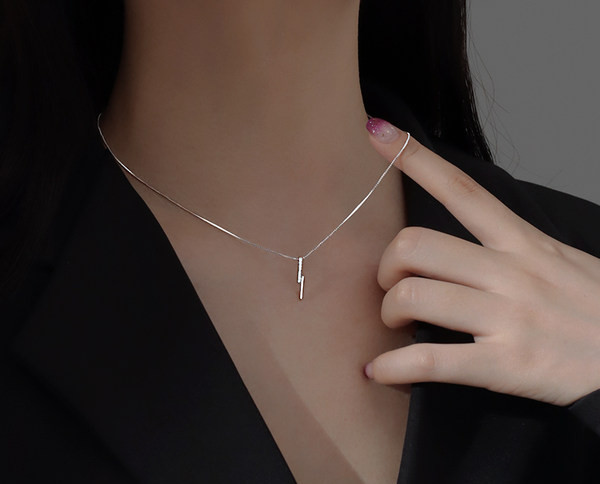 Νέο μοντέλο κολιέ με κρεμαστό και διακοσμητικές πέτρες για γυναίκες