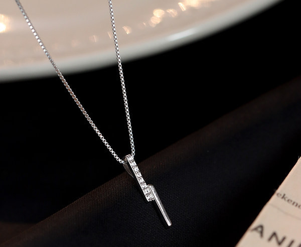 Νέο μοντέλο κολιέ με κρεμαστό και διακοσμητικές πέτρες για γυναίκες