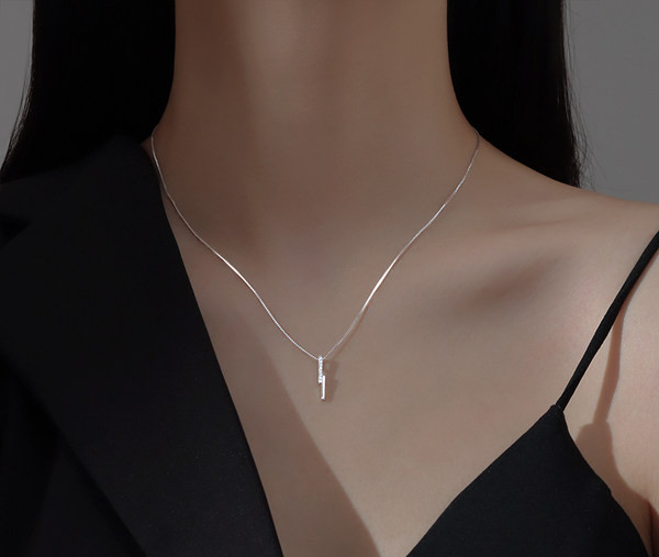 Νέο μοντέλο κολιέ με κρεμαστό και διακοσμητικές πέτρες για γυναίκες