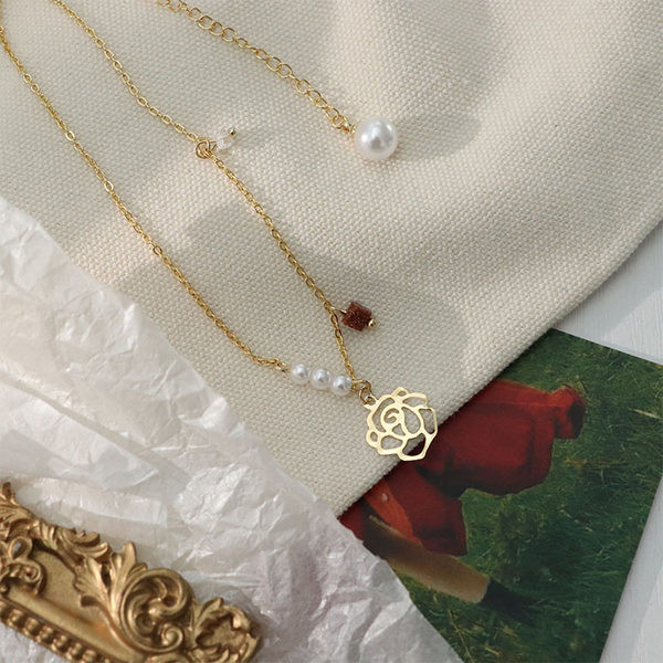 Γυναικείο κομψό κολιέ με μενταγιόν τριαντάφυλλο και πέρλες