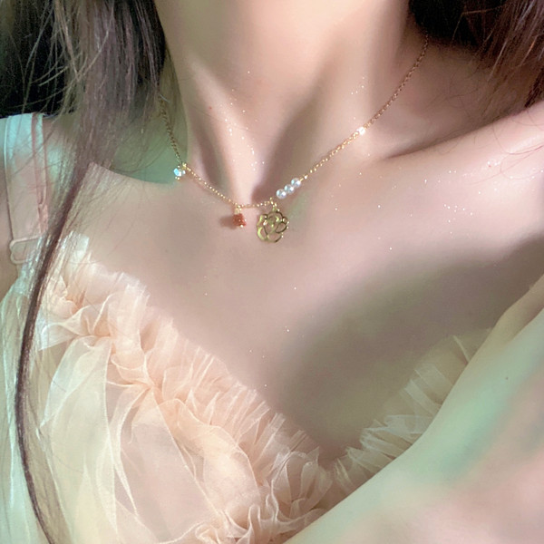 Γυναικείο κομψό κολιέ με μενταγιόν τριαντάφυλλο και πέρλες