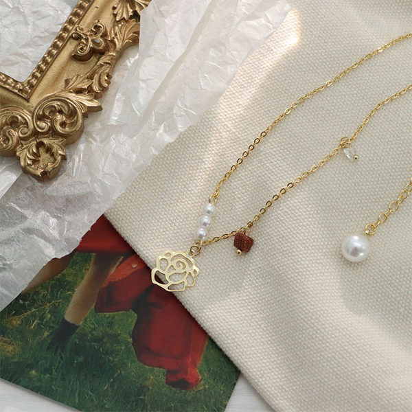 Γυναικείο κομψό κολιέ με μενταγιόν τριαντάφυλλο και πέρλες