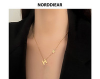 Ženska ogrlica sa slovima u zlatnoj boji