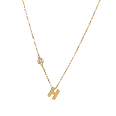 Ženska ogrlica sa slovima u zlatnoj boji