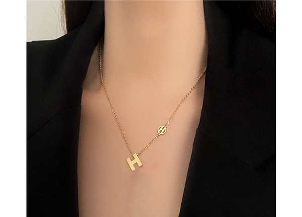 Ženska ogrlica sa slovima u zlatnoj boji