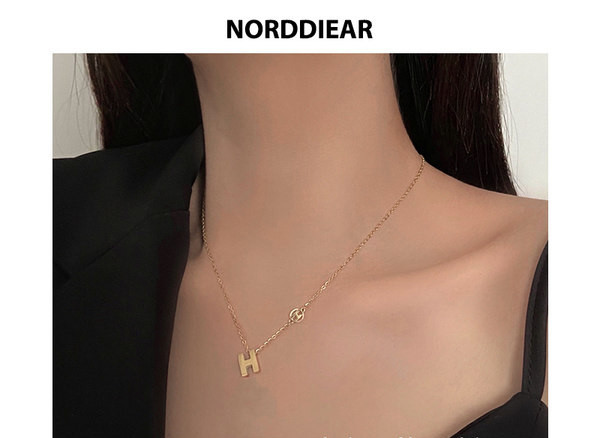 Ženska ogrlica sa slovima u zlatnoj boji