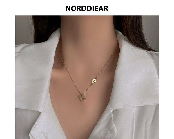 Ženska ogrlica sa slovima u zlatnoj boji