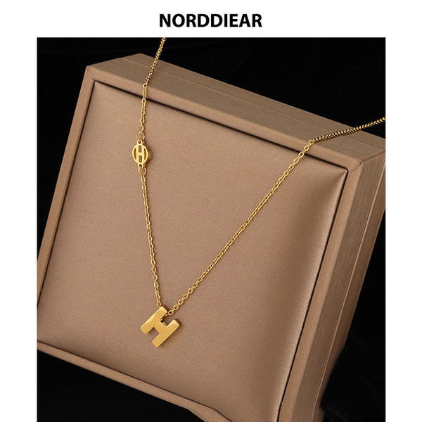 Ženska ogrlica sa slovima u zlatnoj boji