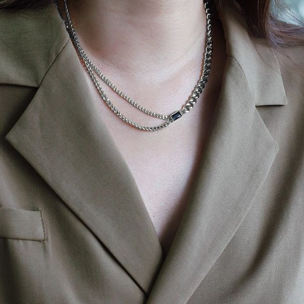 Ženska ležerna ogrlica sa ukrasnim kamenčićem