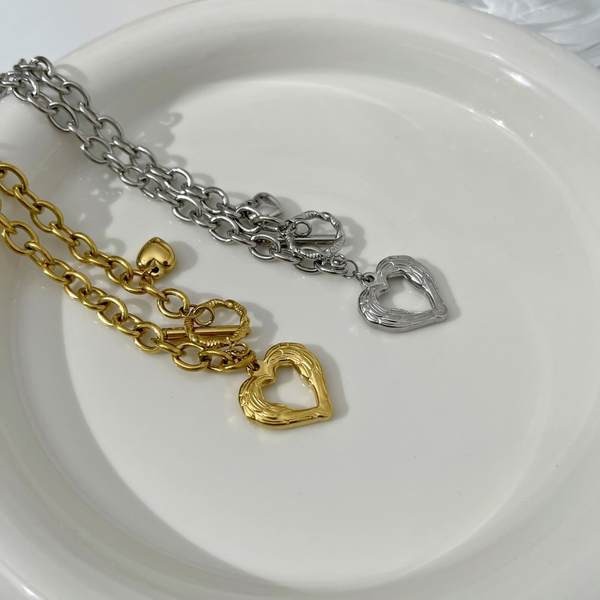 Novi model ženske ogrlice u zlatnoj i srebrnoj boji sa privjeskom u obliku srca