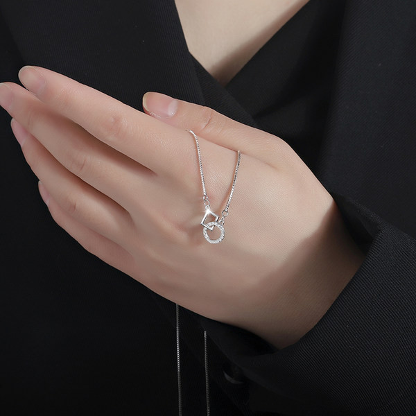 Γυναικείο κολιέ με πέτρες και στρογγυλή διακόσμηση