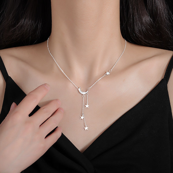 Γυναικείο κολιέ σε ασημί χρώμα και μενταγιόν με αστέρι