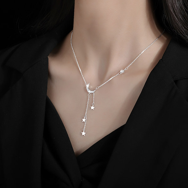 Γυναικείο κολιέ σε ασημί χρώμα και μενταγιόν με αστέρι