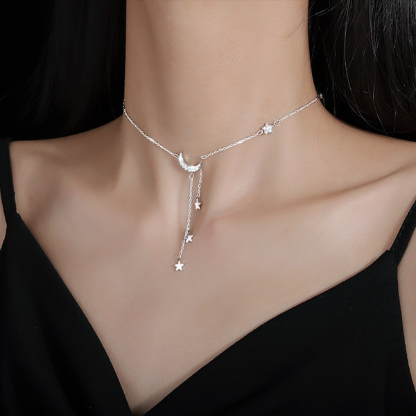 Γυναικείο κολιέ σε ασημί χρώμα και μενταγιόν με αστέρι