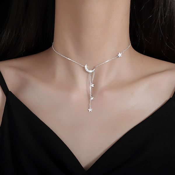 Γυναικείο κολιέ σε ασημί χρώμα και μενταγιόν με αστέρι