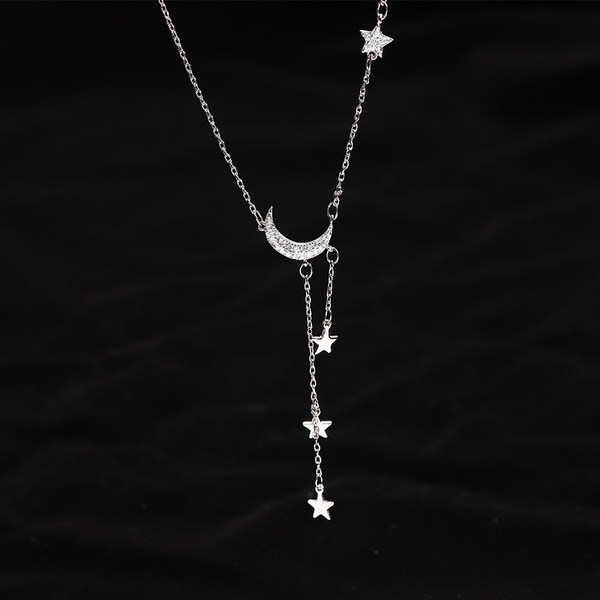 Γυναικείο κολιέ σε ασημί χρώμα και μενταγιόν με αστέρι