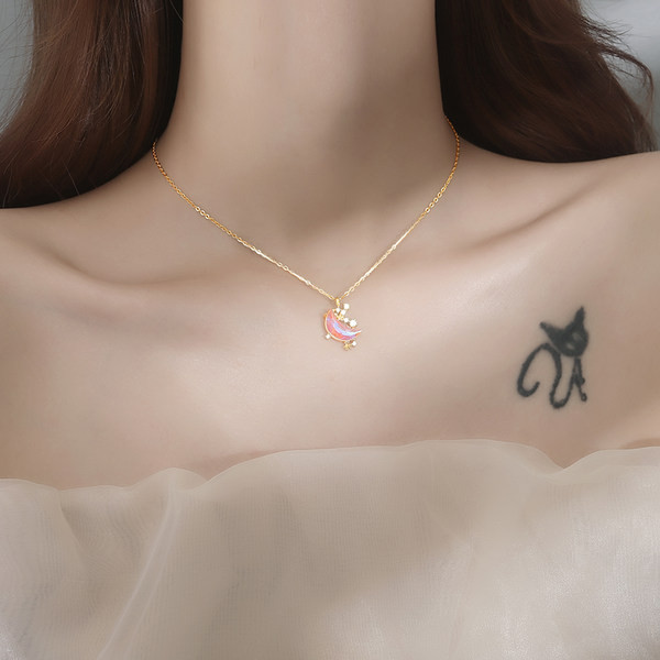 Златиста дамска верижка с висулка с камъни