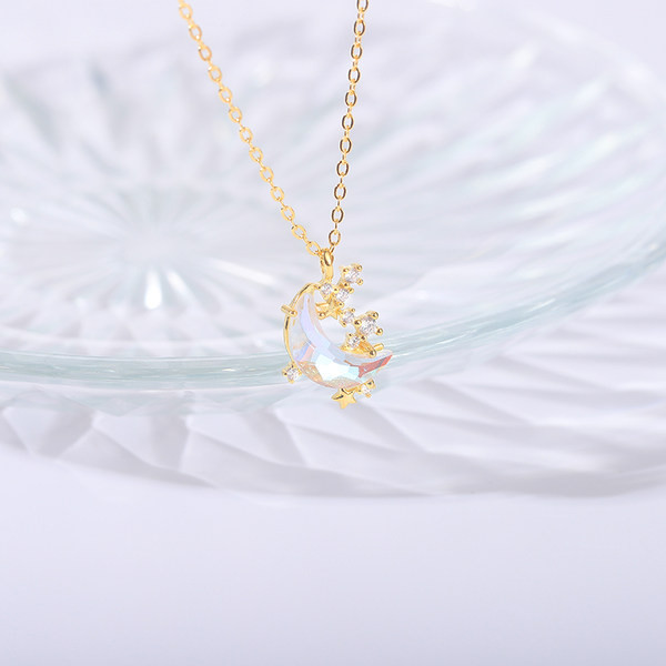 Златиста дамска верижка с висулка с камъни