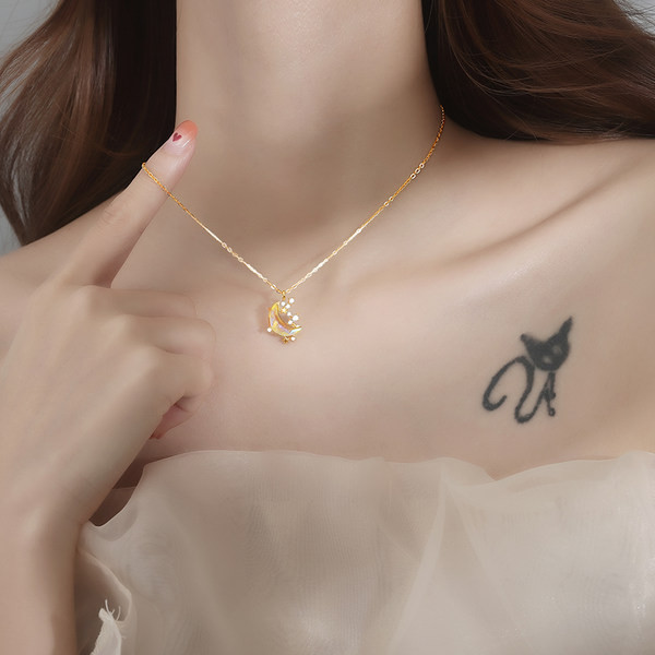 Златиста дамска верижка с висулка с камъни