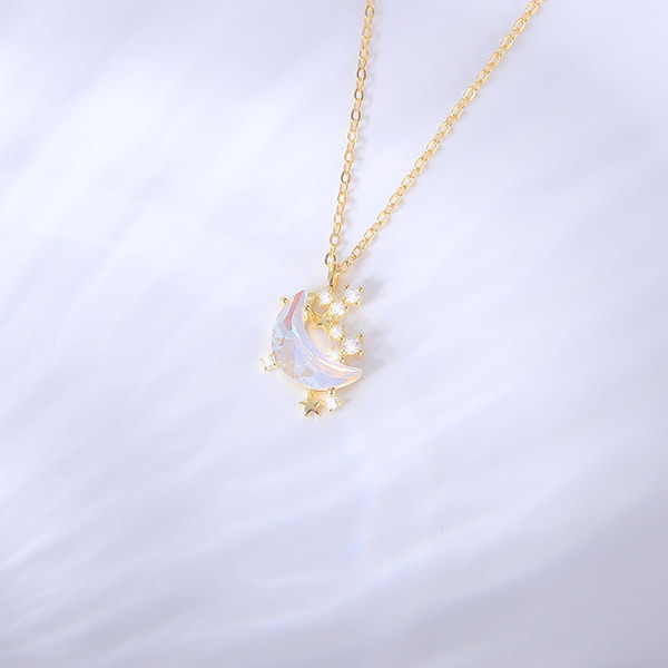 Златиста дамска верижка с висулка с камъни