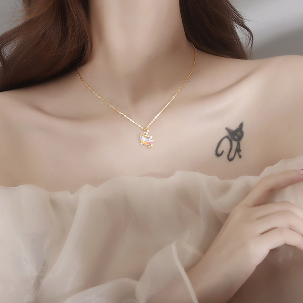 Златиста дамска верижка с висулка с камъни