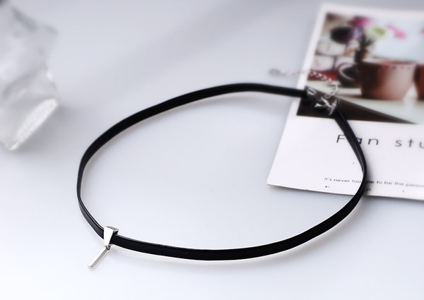 Ženska ogrlica sa zlatnim privjeskom