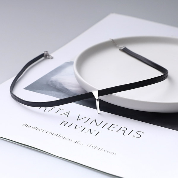 Ženska ogrlica sa zlatnim privjeskom