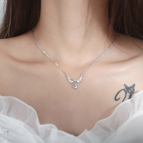 Μοντέρνο γυναικείο κολιέ με μενταγιόν με φτερά αγγέλου
