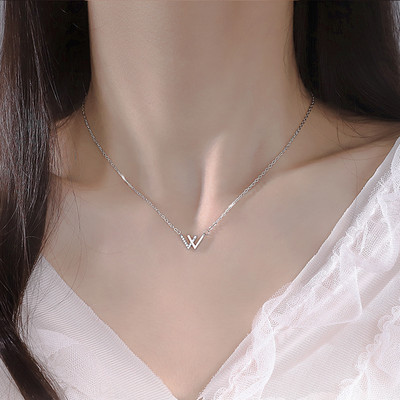 Γυναικείοκολιέ  σε ασημί χρώμα με λεπτή αλυσίδα