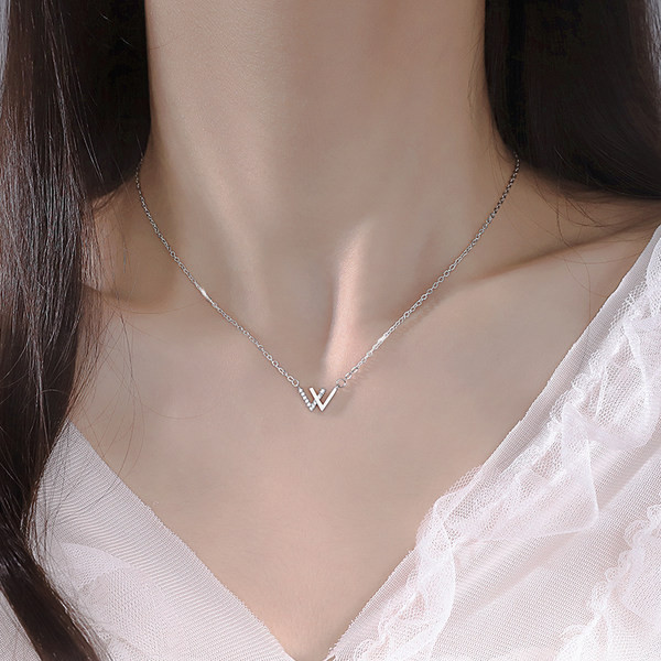 Γυναικείοκολιέ  σε ασημί χρώμα με λεπτή αλυσίδα