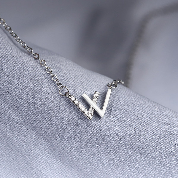 Γυναικείοκολιέ  σε ασημί χρώμα με λεπτή αλυσίδα