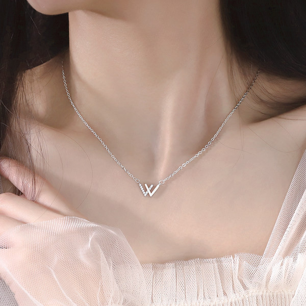 Γυναικείοκολιέ  σε ασημί χρώμα με λεπτή αλυσίδα