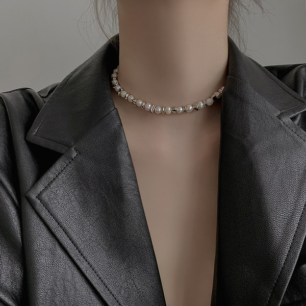 Дамска актуална верижка с висулка сърце и перли