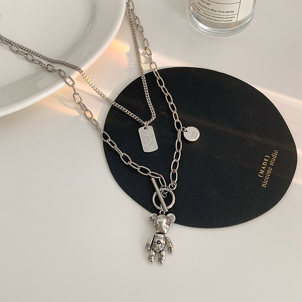 Γυναικείο κολιέ δύο σειρών με μενταγιόν σε ασημί χρώμα