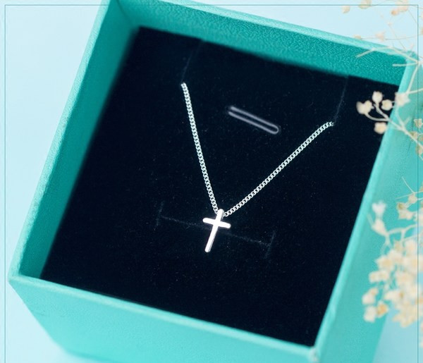 Γυναικείο casual κολιέ με σταυρό μενταγιόν