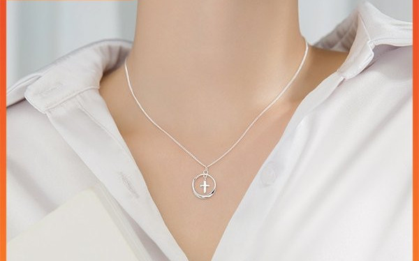 Μοντέρνο γυναικείο κολιέ λεπτό μοντέλο με μενταγιόν