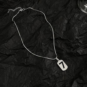 Ženska duga ogrlica u dva modela sa privjeskom