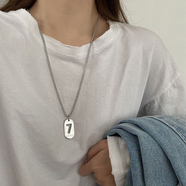 Ženska duga ogrlica u dva modela sa privjeskom