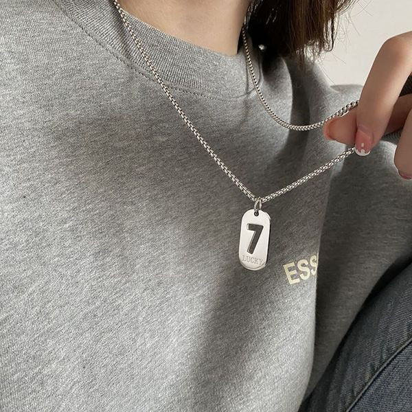 Ženska duga ogrlica u dva modela sa privjeskom